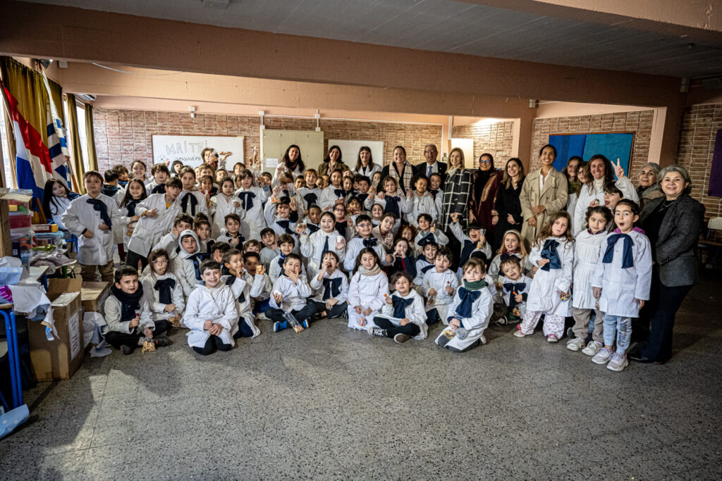 ADA en conjunto con la Embajada de la República del Paraguay, tuvo el honor de realizar la donación de un importante lote de juguetes a la Escuela N.º 51 Paraguay.