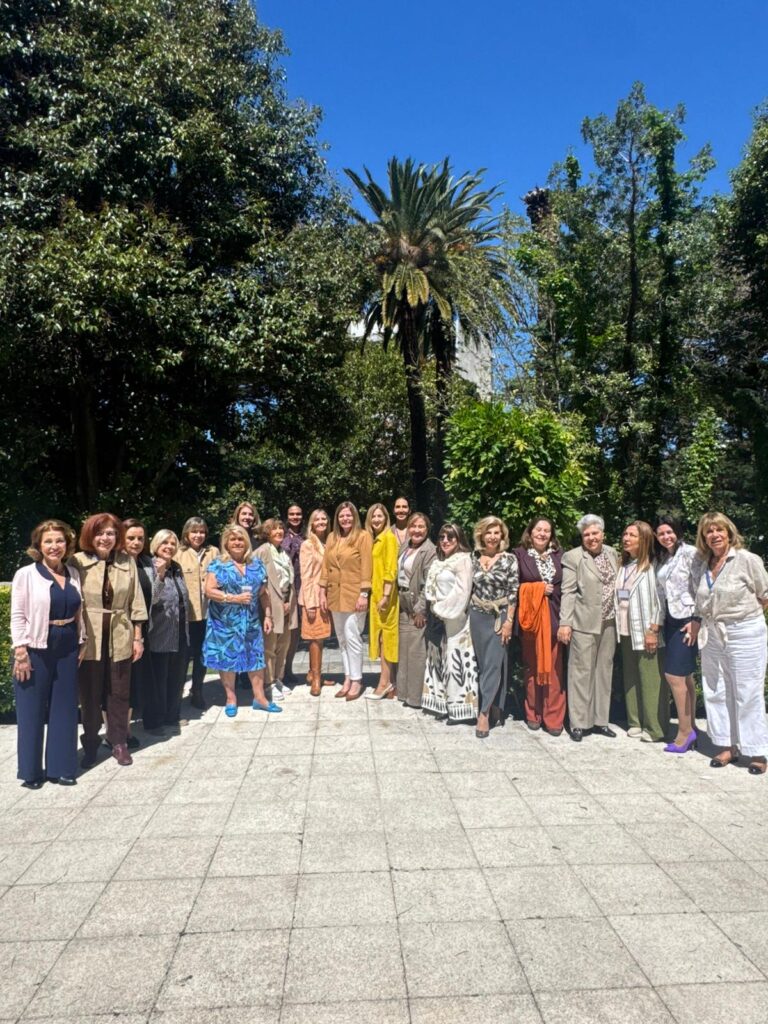 El pasado martes 14 de octubre se realizó la reunión mensual de ADA correspondiente al presente mes en la Residencia de la Embajada de España.